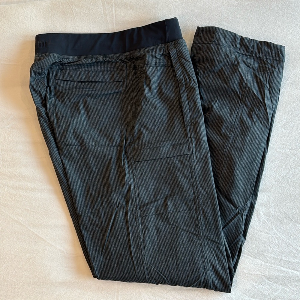 Lululemon 
Men’s Seawall Pant
Large Tall
Lined
Grey stripe